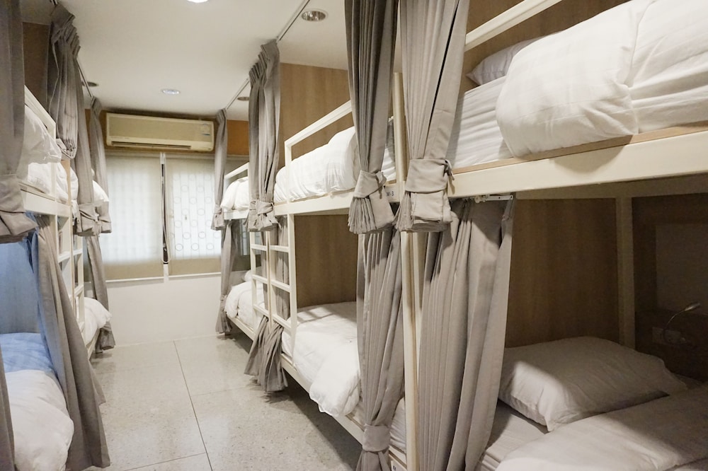5 Beds Female Dormitory with Shared Bathroom photo 3