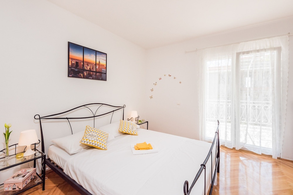 Apartment (Two Bedroom Apartment with Balcony)