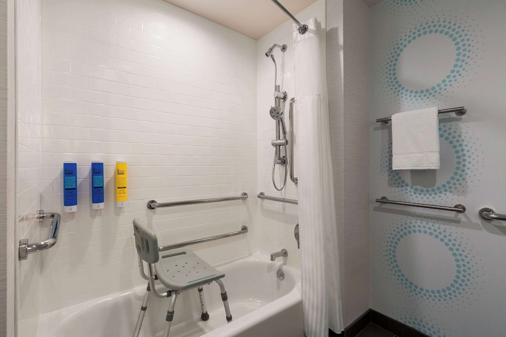 Room, 1 King Bed, Accessible, Bathtub - Photo 1