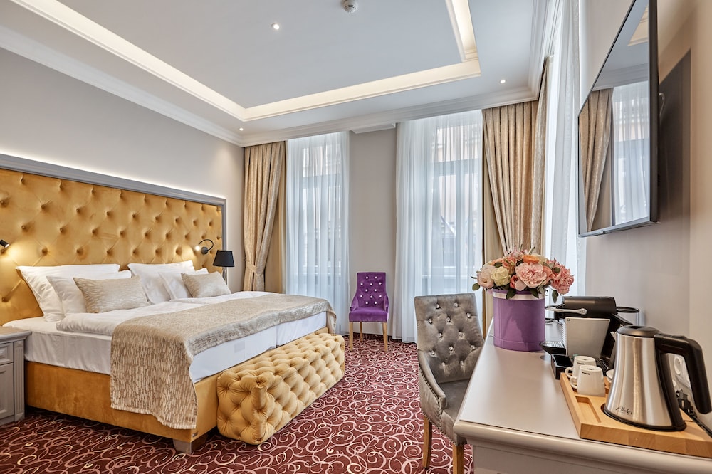 Junior Suite, 1 King Bed, City View photo 2