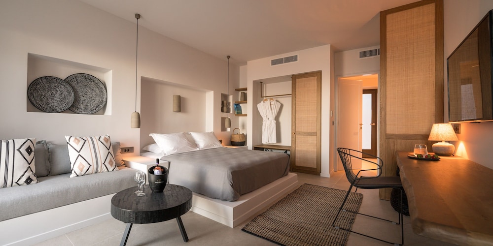 Junior Suite with Private Pool - Photo 1