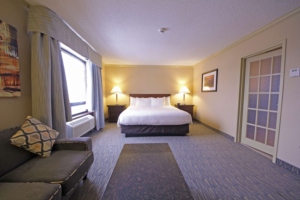 Suite, 1 King Bed, Non Smoking, Jetted Tub - Photo 2