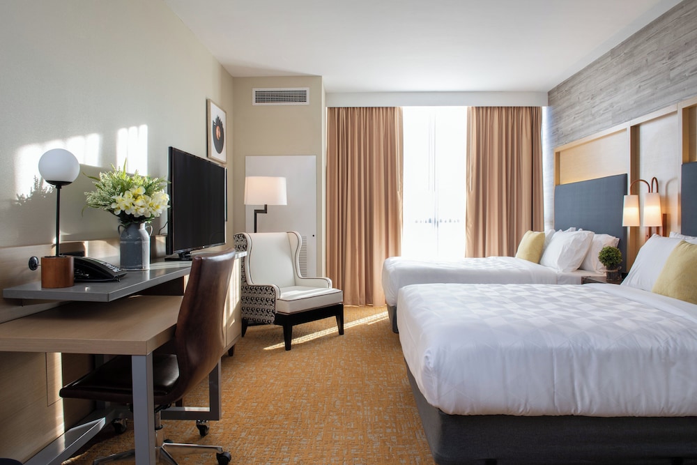 Room, 2 Queen Beds, City View (Walk In Shower)