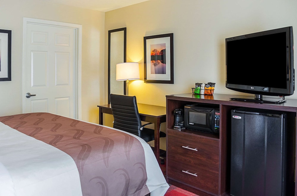 Standard Room, 1 King Bed, Smoking - Photo 2