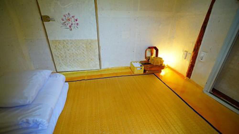 Room (1) photo 2