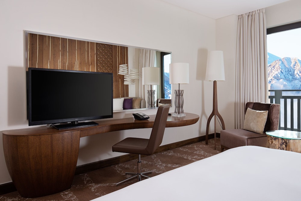 Deluxe Room, 1 King Bed, Mountain View photo 2