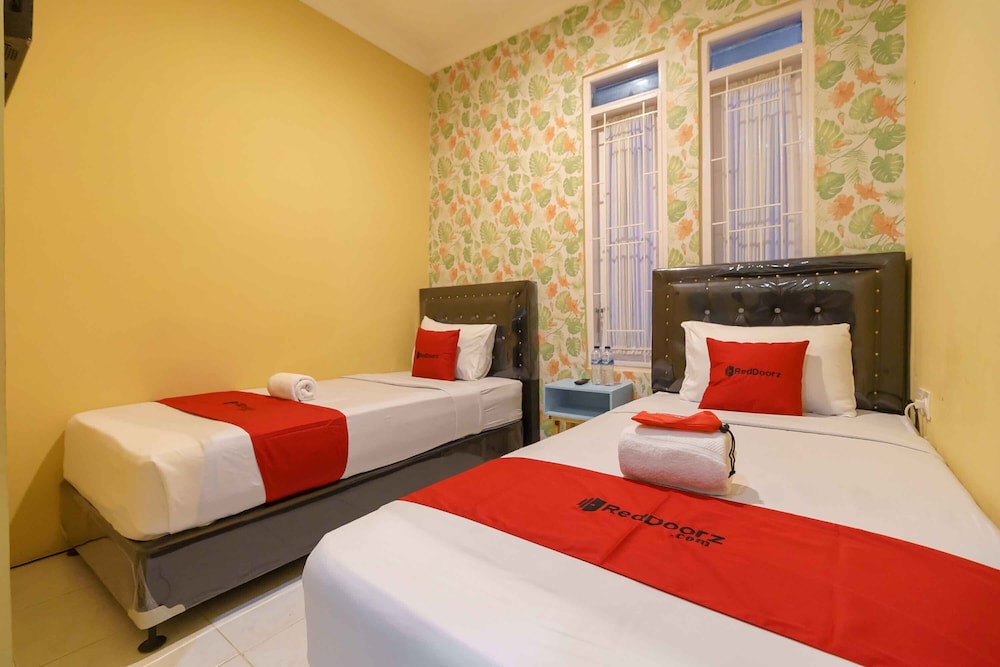 Twin Room (Reddoorz) - Photo 2