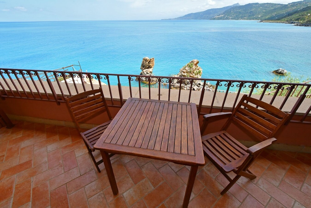 Deluxe Studio Suite, 1 Queen Bed, Sea View - Photo 8