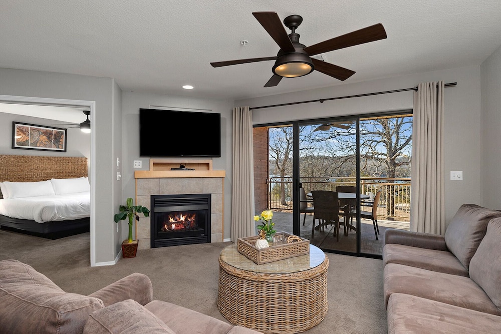 2 Bdrm Luxury Condo Jacuzzi w/ Kitchen