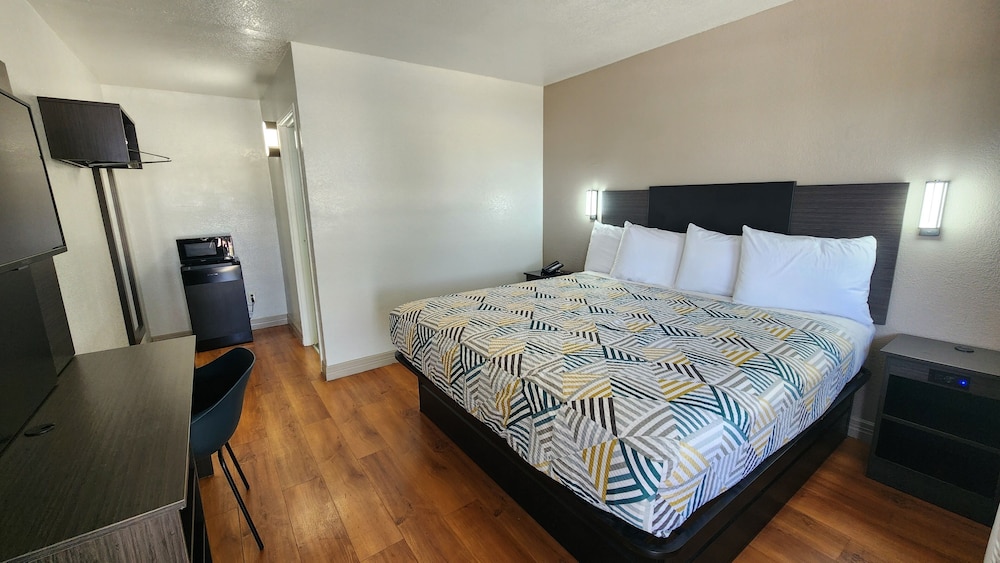 Deluxe Room, 1 King Bed, Non Smoking photo 1
