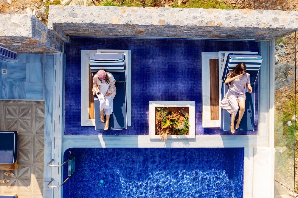 Villa with Private Pool and Grand Terrace - Photo 11