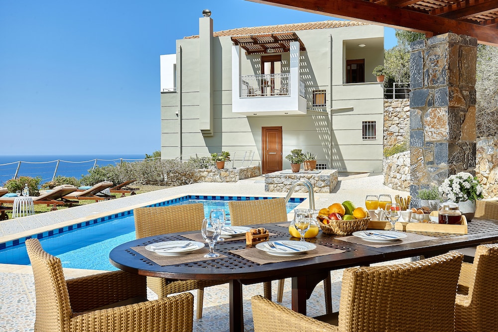 Villa, 3 Bedrooms, Private Pool, Oceanfront (Pitho) photo 3