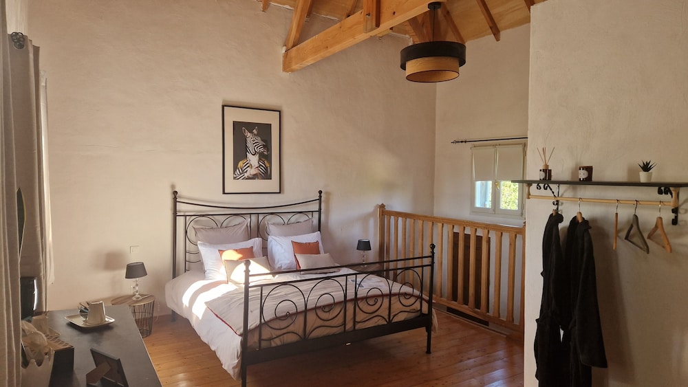 Double Room, 1 Queen Bed, Private Bathroom, Garden View photo 1