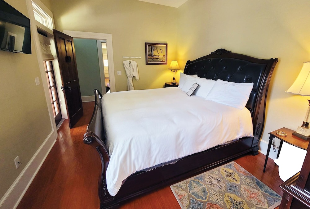 Grand Room, 1 King Bed