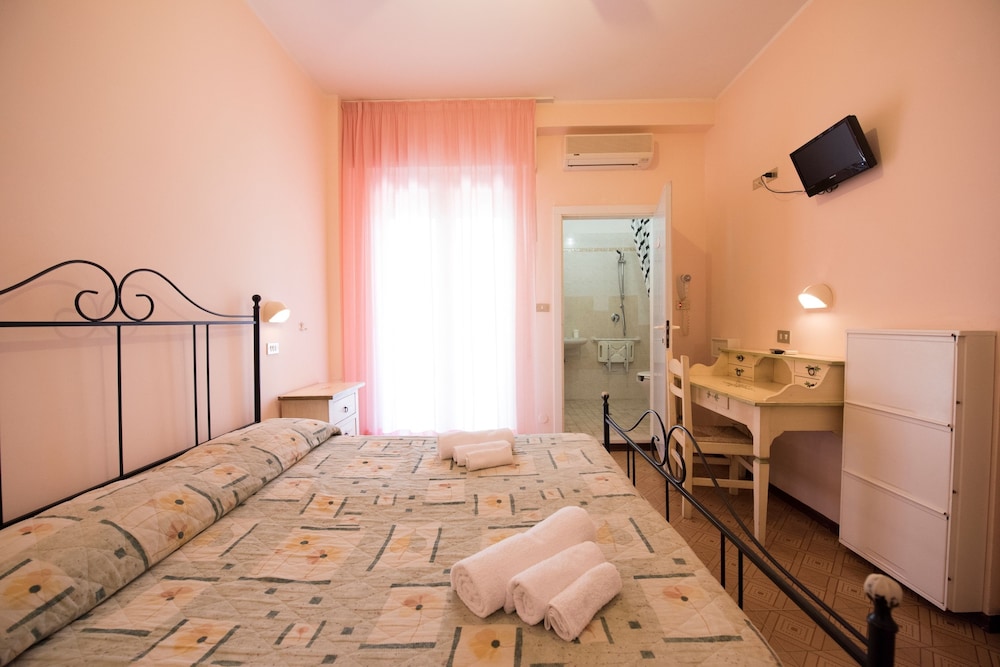 Double or Twin Room photo 3