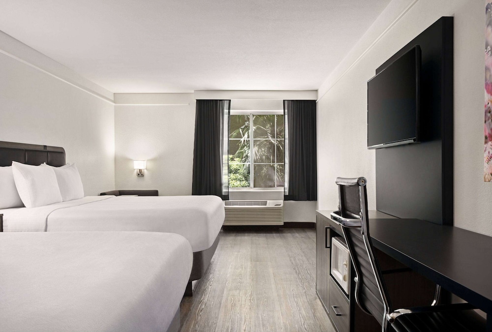 Room, Multiple Beds, Non Smoking - Photo 1