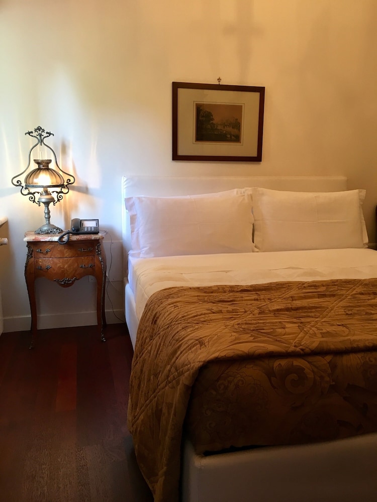Classic Double Room, Balcony, Hill View photo 2