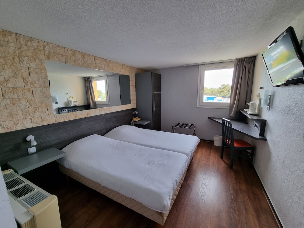 Twin Room - Photo 1