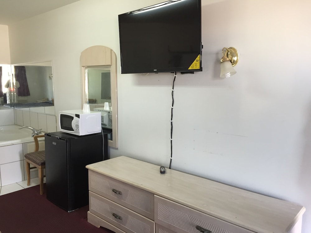 Premium Room, 1 King Bed, Smoking, Jetted Tub photo 2