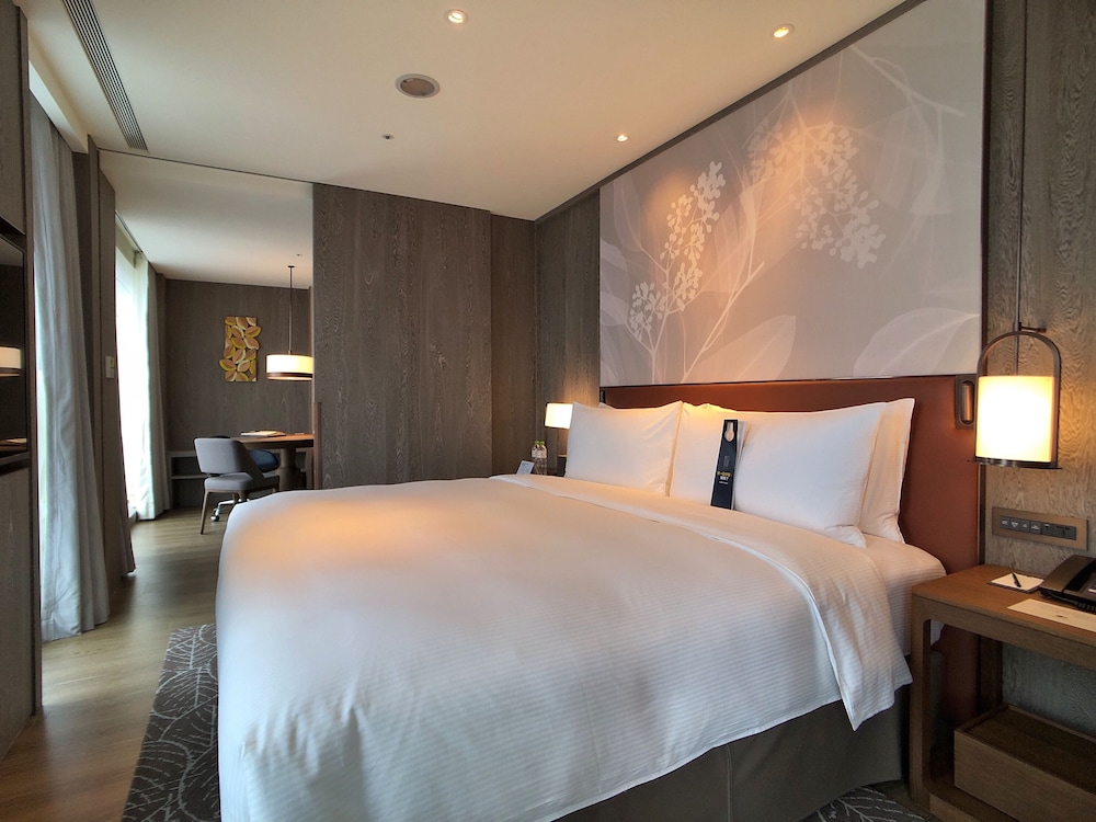 Corner Suite, 1 King Bed thumbnail 5