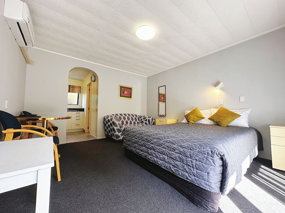 Suite, 2 Bedrooms, Ground Floor (Connecting studios) photo 1