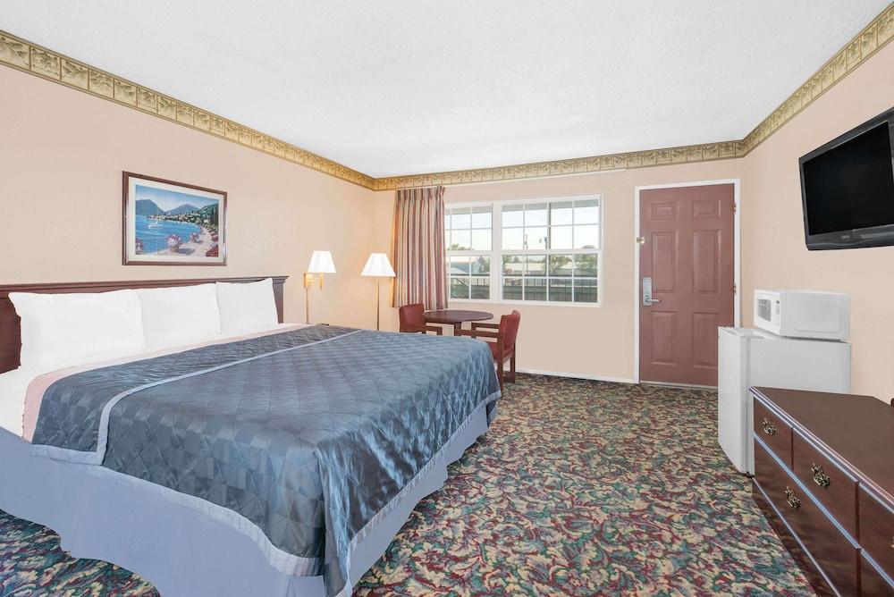 Comfort Suite, 1 King Bed, Non Smoking - Photo 3