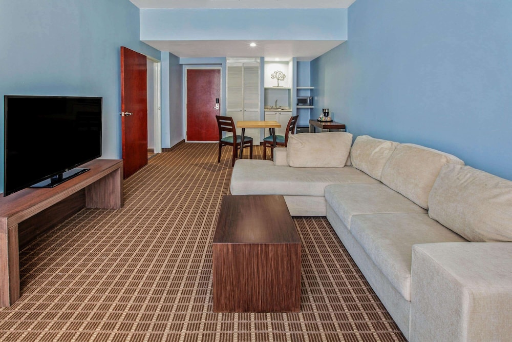 Suite, 1 King Bed, Non Smoking, City View - Photo 1