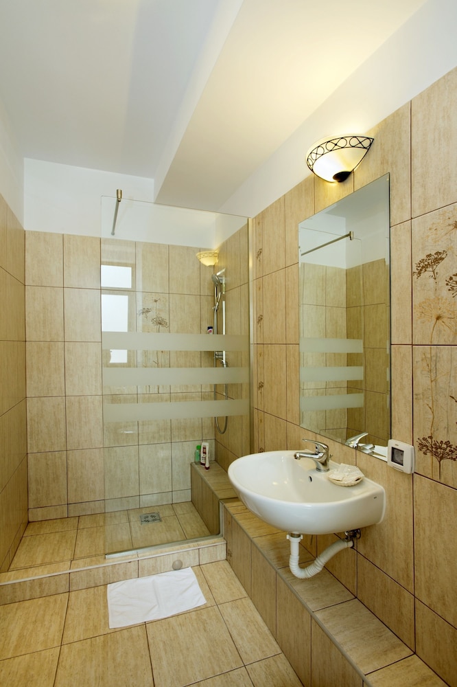 Standard Double Room - Photo 10