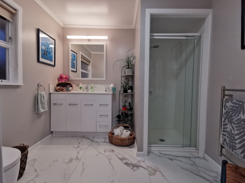 Superior Room, 1 Queen Bed, Ensuite, Lake View photo 3