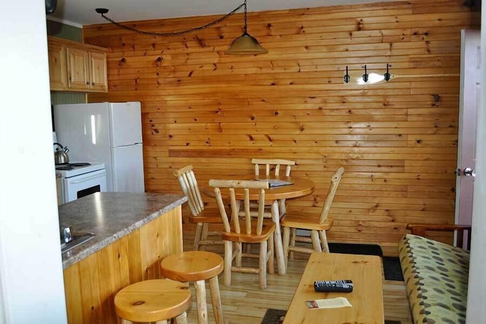 Suite, 1 Queen Bed, Kitchen, Lake View (With Island) photo 3