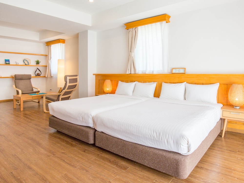 Superior Twin Room (with Complementary Airport Shuttle Services) photo 2