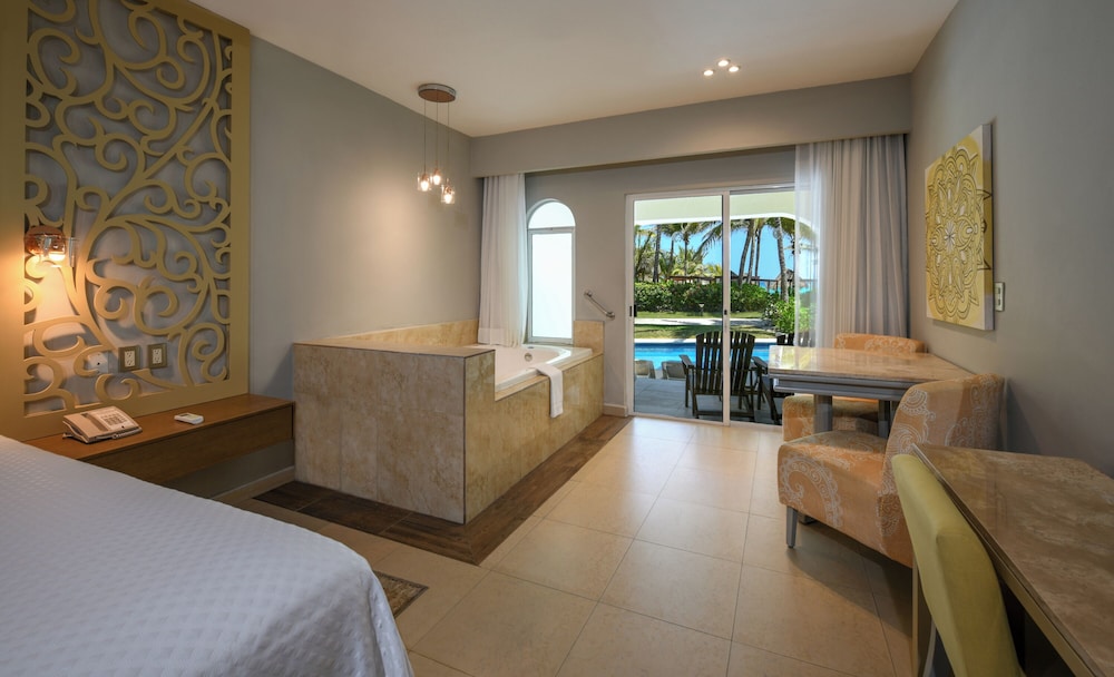 PREMIER BEACHFRONT SWIM UP JUNIOR SUITE - Photo 1