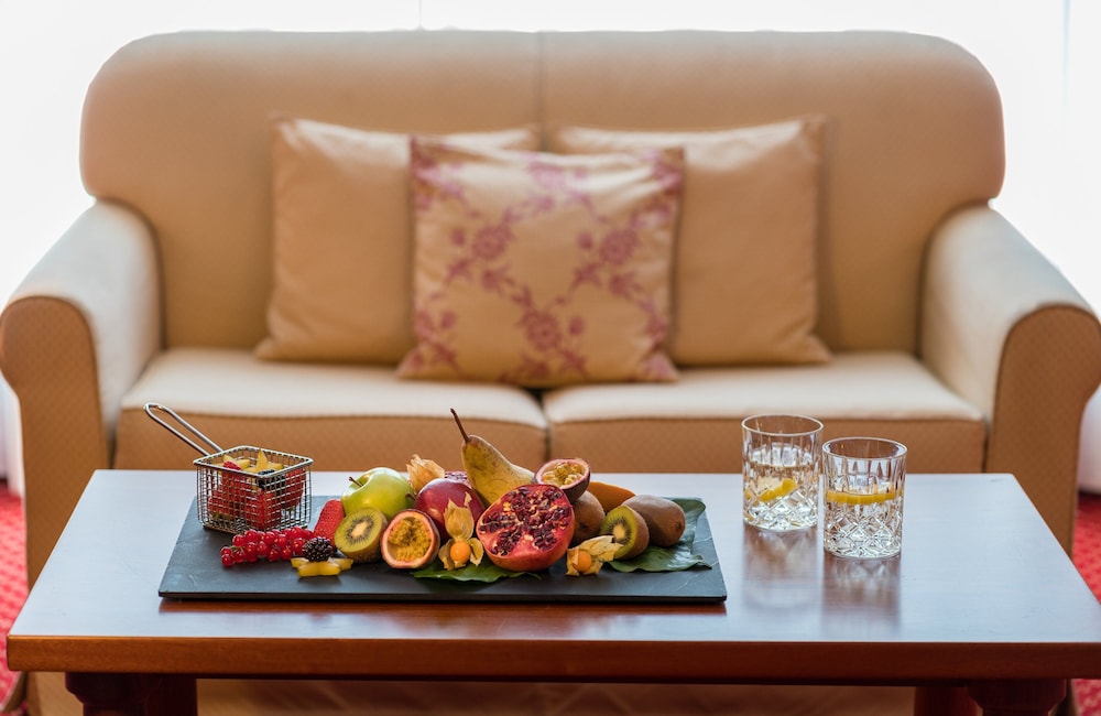 Suite, 1 King Bed thumbnail 6