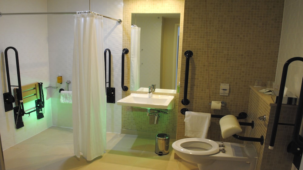 Standard Room, 1 Double Bed, Accessible - Photo 8