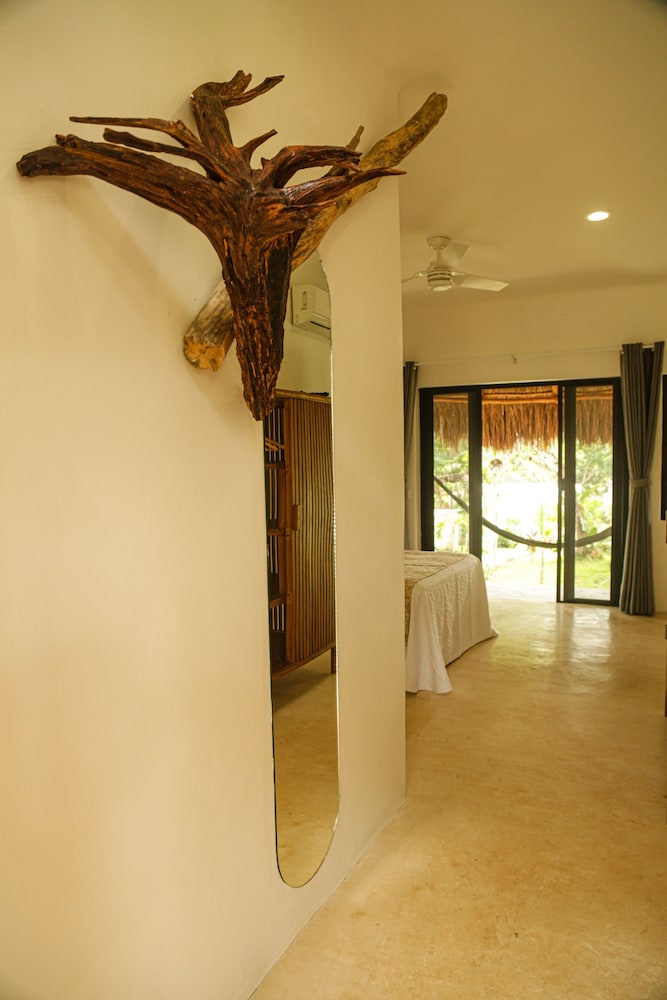 Deluxe Room, 1 Queen Bed, Private Bathroom - Photo 11