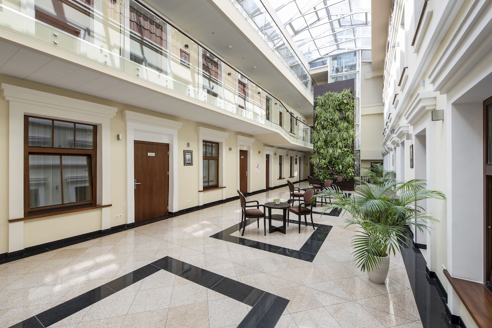 Standard Twin Room (Atrium View) - Photo 5