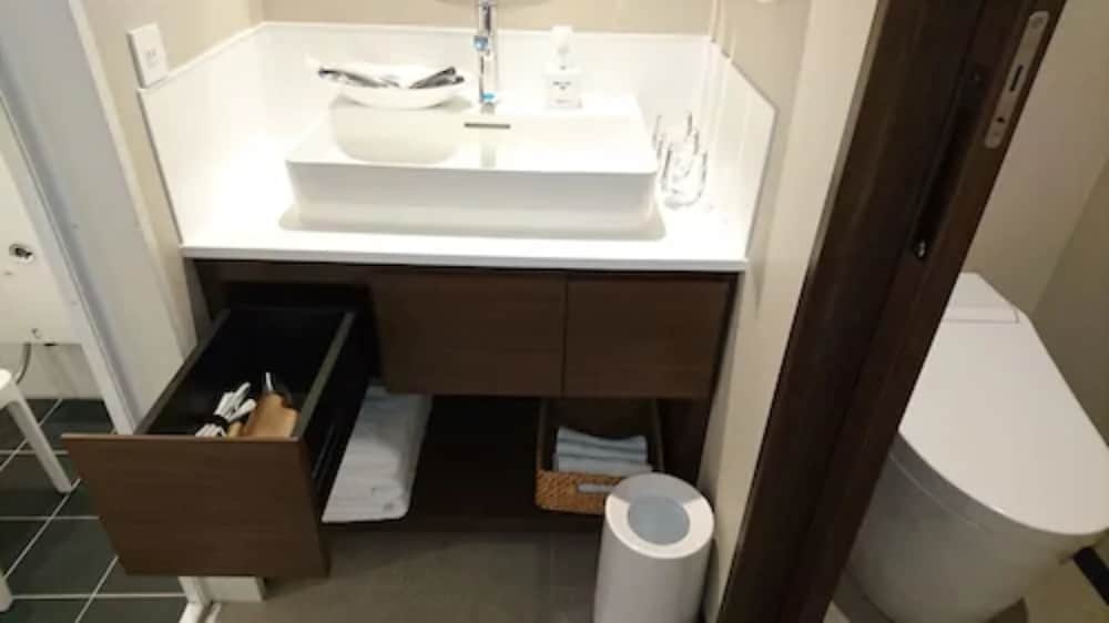 Family Triple Room, Non Smoking (Children breakfast fee paid onsite) thumbnail 5