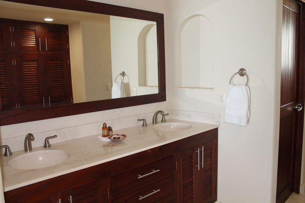Deluxe Condo, 2 Bedrooms, Sea View, Ground Floor photo 3