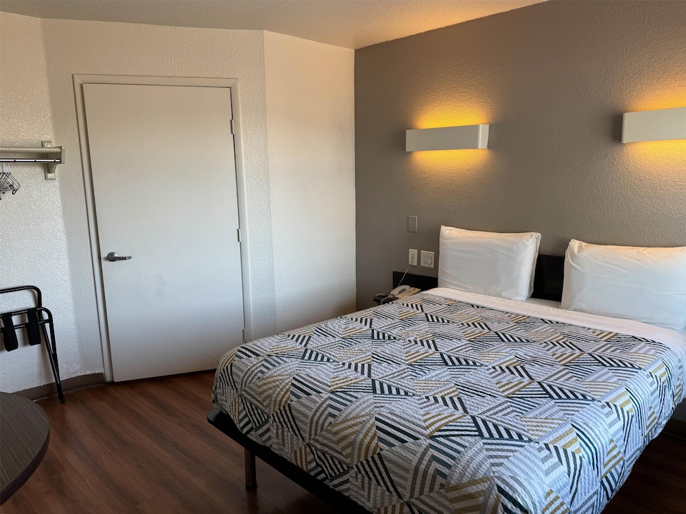 Deluxe Suite, 1 Queen Bed, Non Smoking, Kitchenette photo 2