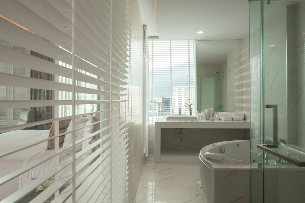 Executive Suite - Photo 7