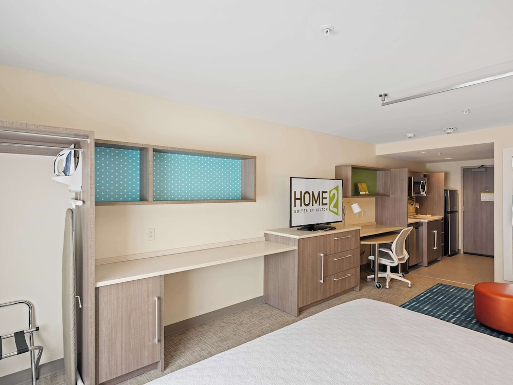 Suite, 1 King Bed, Accessible, Bathtub - Photo 2