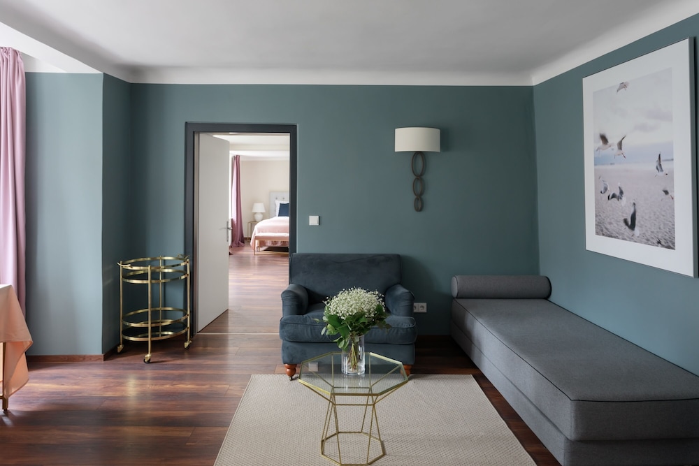 Large 1 Bedroom Apartment with Sofa Bed - Photo 1