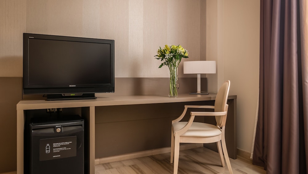 Quadruple Room (3 adults and 1 child) - Photo 2
