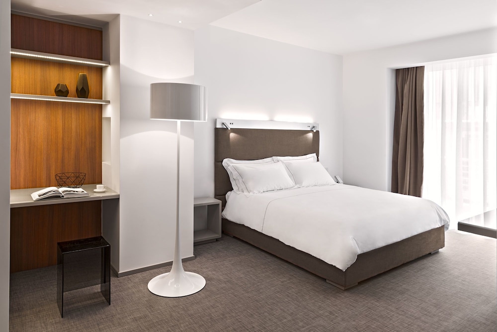 Business Double Room, 1 King Bed, Kitchenette, City View photo 2