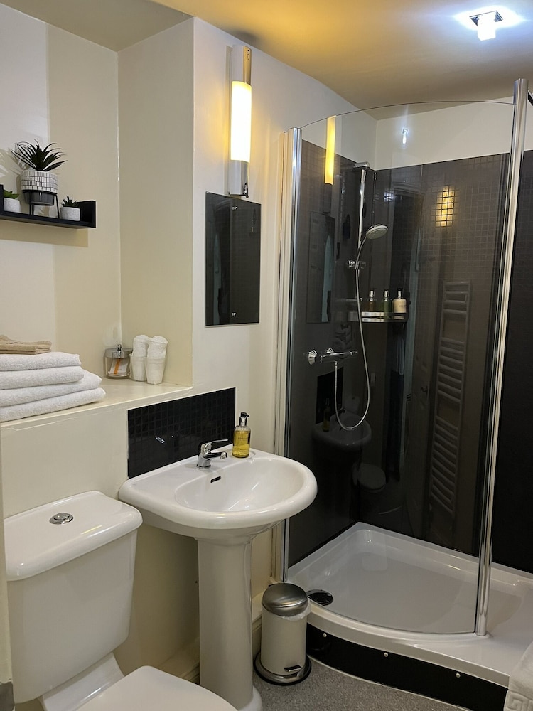 Double Room, Ensuite - Photo 5