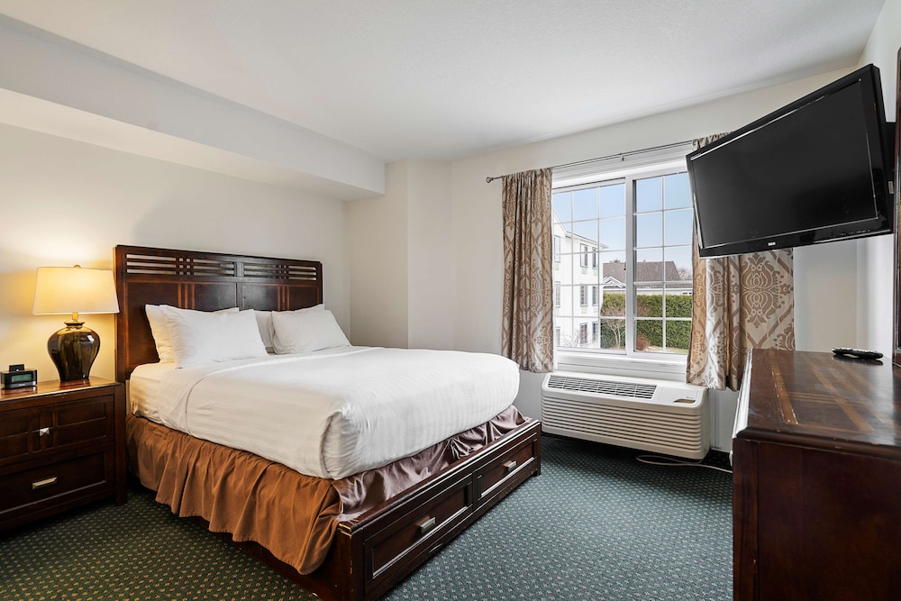 Standard Room, 1 Queen Bed, Non Smoking, Refrigerator & Microwave - Photo 2