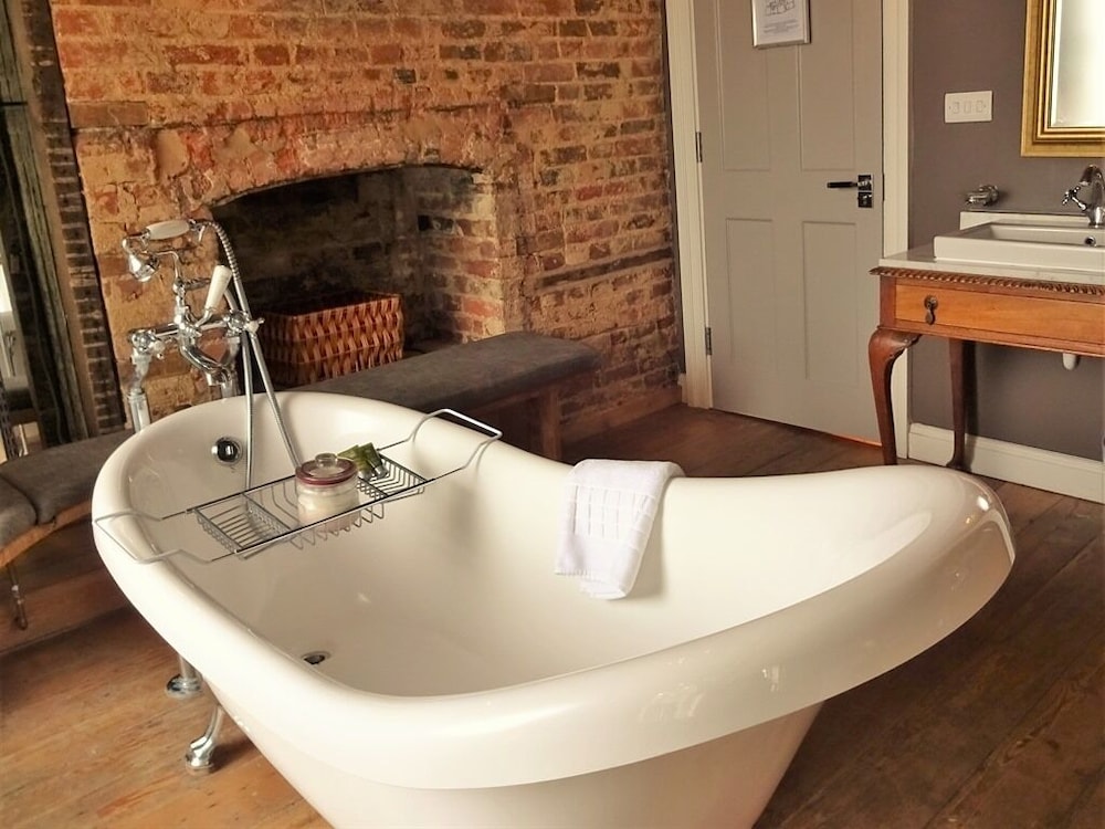 Superior Double Room, Ensuite (KING) - Photo 4