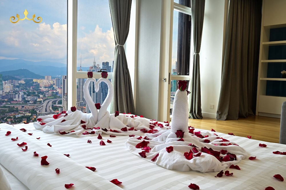 Luxury Suite (High Floor Twin Tower View) photo 1