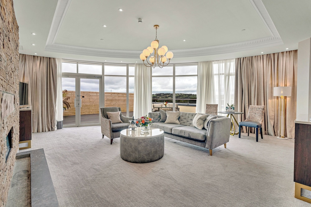 Luxury Suite photo 2
