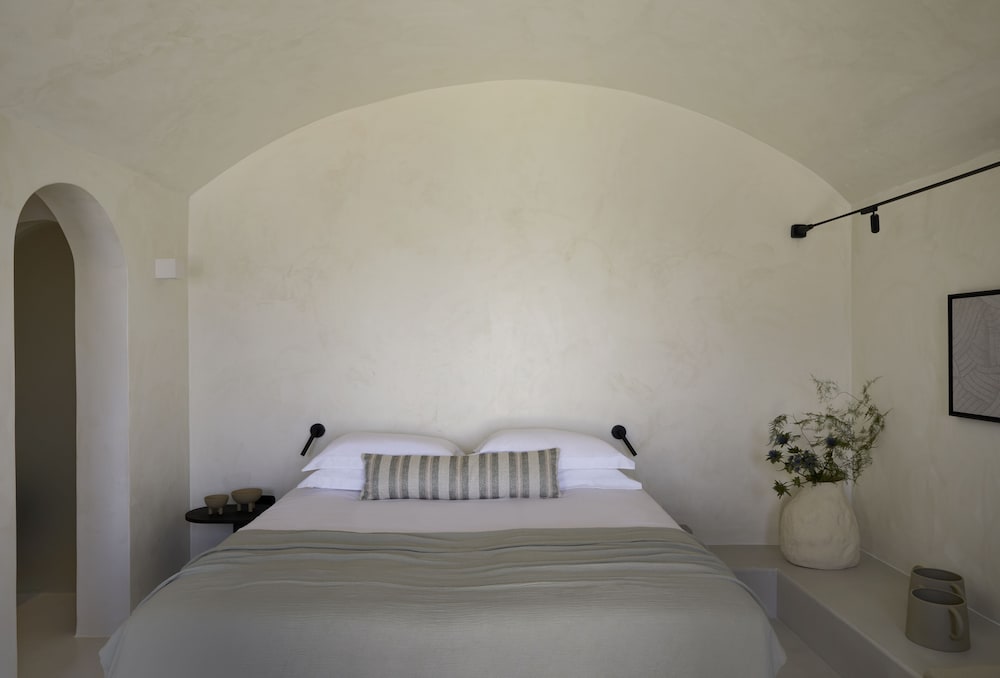 Serenity Suite with Plunge Pool and Caldera View - Photo 15